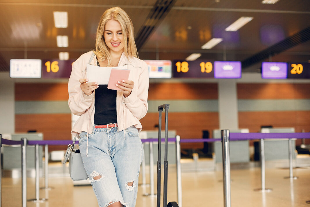 Certidão digital ganha aval da ANAC para embarques nacionais - Crédito: Freepik / Magnific