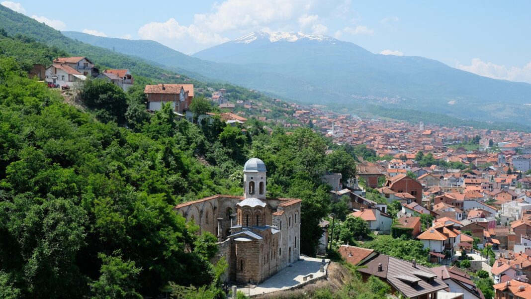 Europa, Vista de Prizren, no Kosovo, cidade histórica conhecida por sua arquitetura otomana, ruas de pedra e paisagens cercadas por montanhas. Crédito: Pixabay.