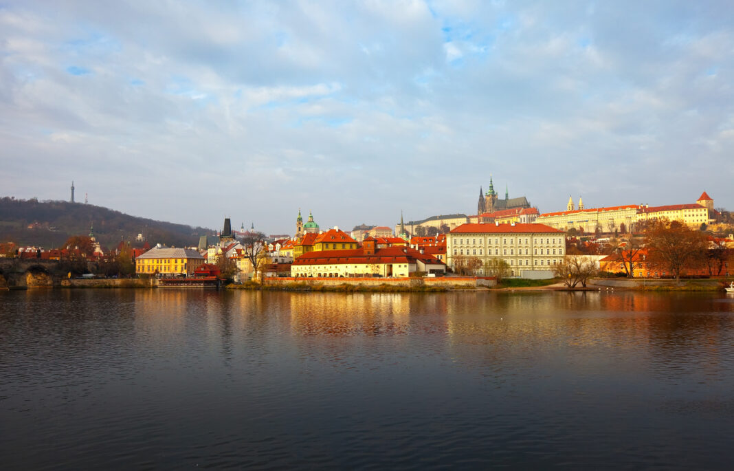 Vista matinal de Praga às margens do Rio Vltava — Crédito: Magnific / Freepik