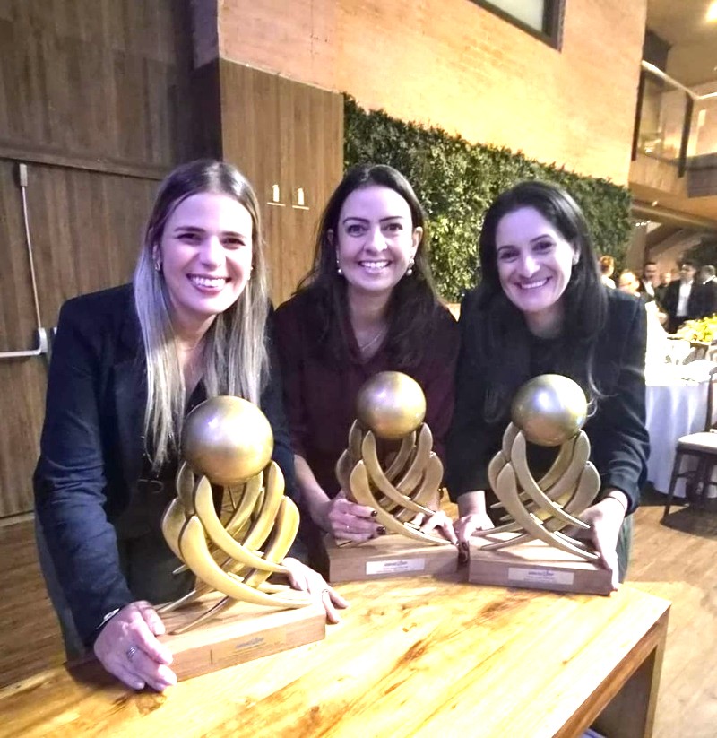Ana Carolina Rocha, Aline Mafra, diretora de Vendas e Marketing da LATAM Brasil; e Camila Belinelli, Gerente Sênior de Canal de Vendas da LATAM Brasil recebem os prêmios da LATAM (Divulgação LATAM)