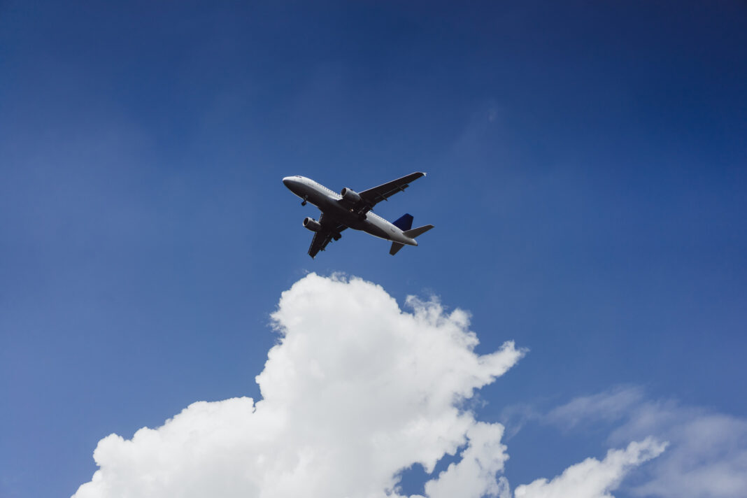 Companhias aéreas autorizadas no Brasil: Anac libera Wamos Air e Air Peace - Crédito: Magnific / Freepik