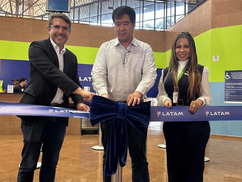 Marcus Campos (gerente de Negócios Aeroportuários e Infraestrutura da LATAM Brasil), Carlos Hirata (gerente de planejamento e controle da Socicam) e Aline Resende (gerente do Aeroporto de Caldas Novas) no corte de faixa inaugural da rota São Paulo-Caldas Novas da LATAM (Crédito: Divulgação)