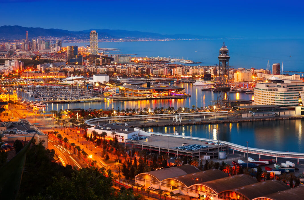 Porto de Barcelona, um dos maiores destinos de cruzeiros da Europa. Crédito: Magnific / Freepik