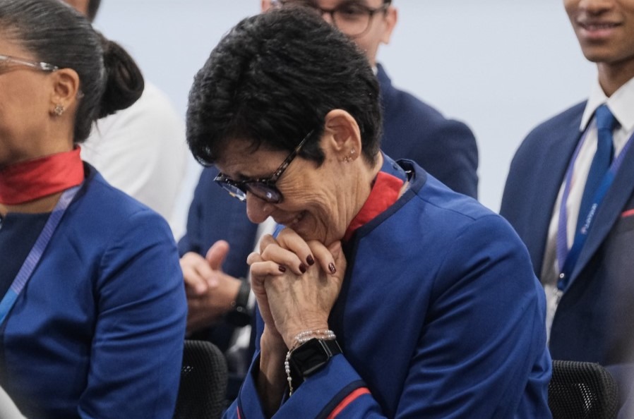 Comissária de bordo Beatriz Alvarino aos 65 anos retornando ao trabalho na LATAM após 15 anos de afastamento da aviação