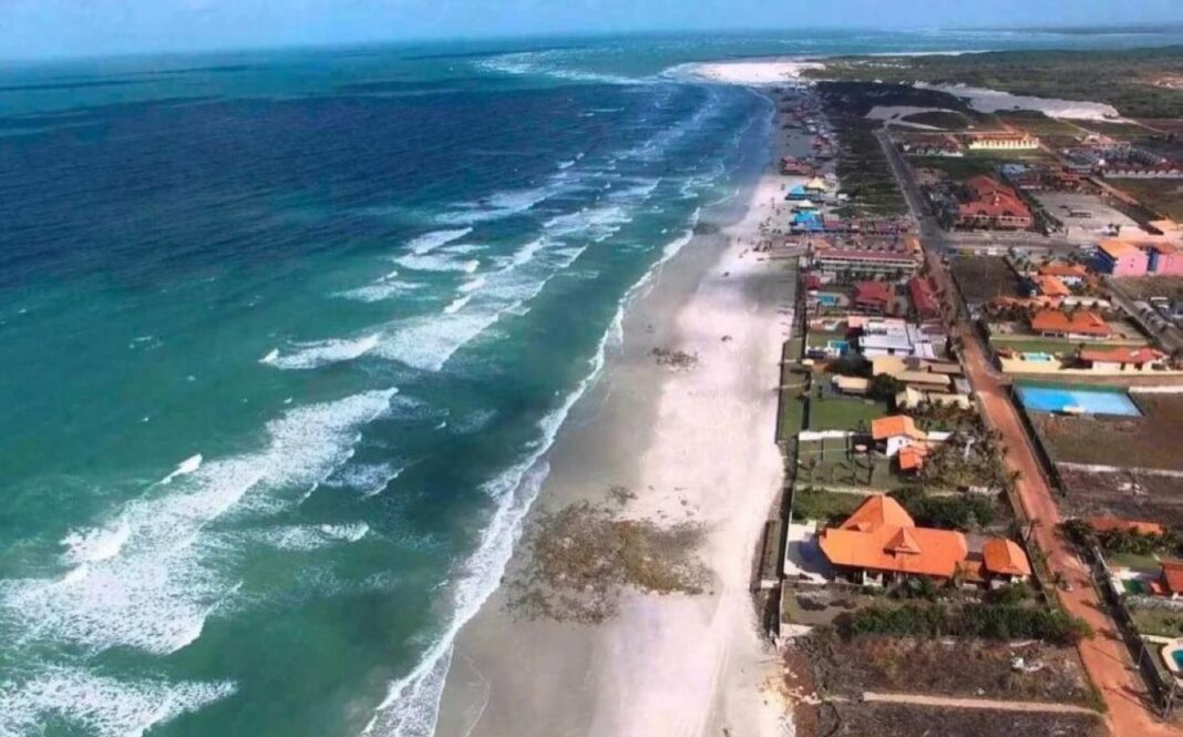 As praias de Salinópolis, no litoral do Pará, estão entre os principais atrativos da chamada Amazônia Atlântica e atraem visitantes em busca de natureza, lazer e águas mornas durante todo o ano. - Crédito: AID Alepa
