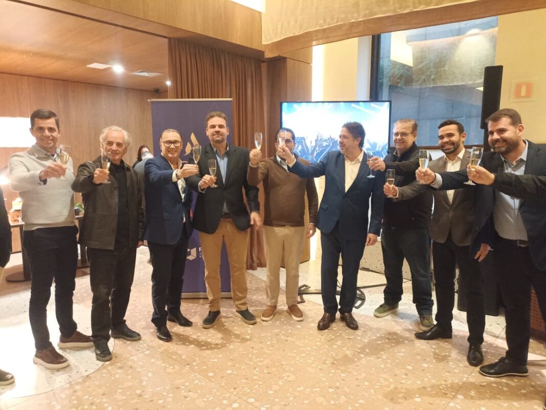 Representantes da Accor Brasil, Atrio Hotel Management, PPA Real Estate e parceiros celebram o anúncio de três novos hotéis da família ibis, durante evento realizado em São Paulo. Crédito: Zaqueu Rodrigues / DT