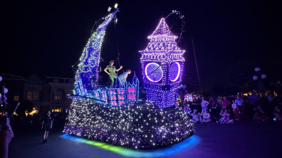 Parada noturna no Walt Disney World é uma das novas atrações no parque Magic Kingdom, a 15 minutos de carro de Kissimee (foto: Simone Barros)
