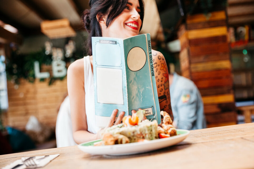Gastronomia movimenta o turismo: brasileiros buscam experiências autênticas em viagens - Crédito: Magnific / Freepik