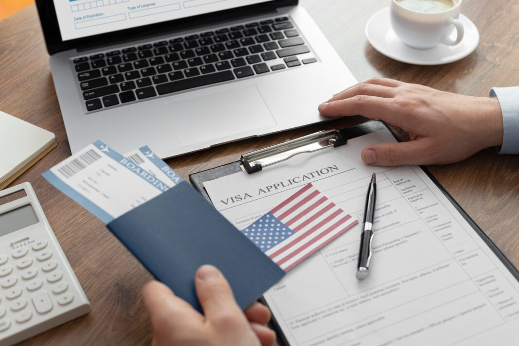 Novas regras de vistos dos EUA podem dificultar permanência de brasileiros - Crédito: Magnific / Freepik