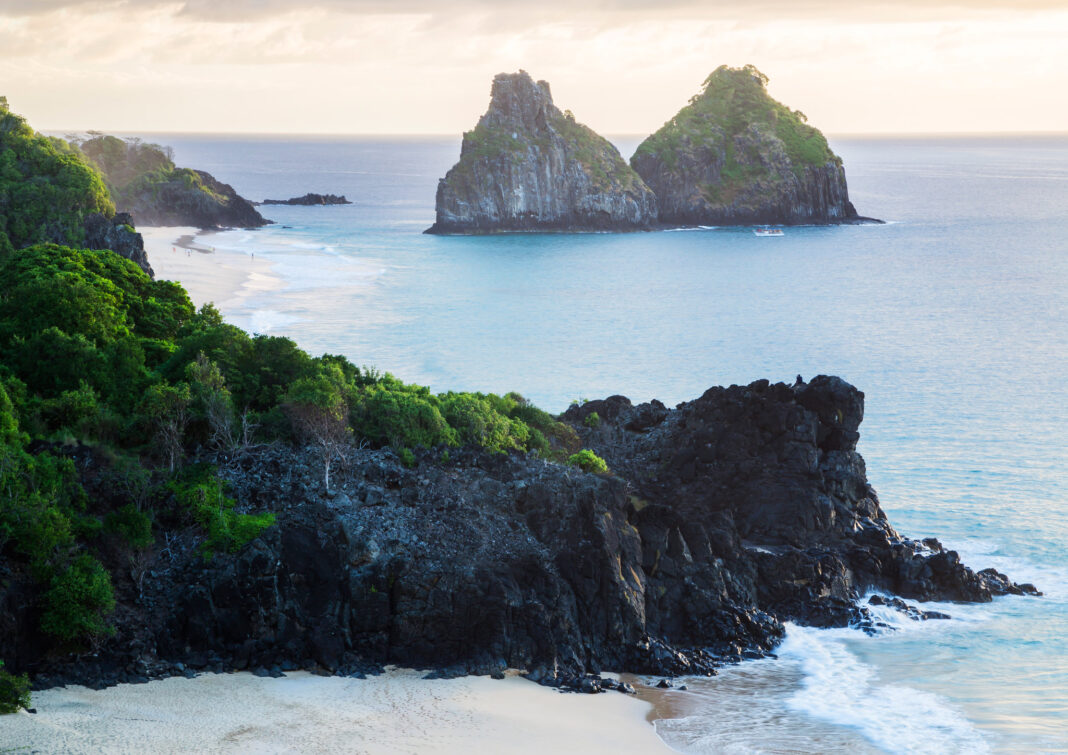 Praia do Boldró, um dos cartões-postais do arquipélago de Fernando de Noronha. Crédito: Bruno Lima/MTur. Luck Viagens