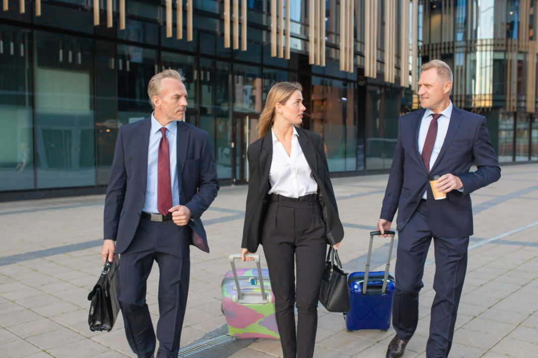 Viagens corporativas e eventos presenciais ganham protagonismo nas estratégias de relacionamento e geração de negócios das empresas. - Crédito: Freepik / Magnific.