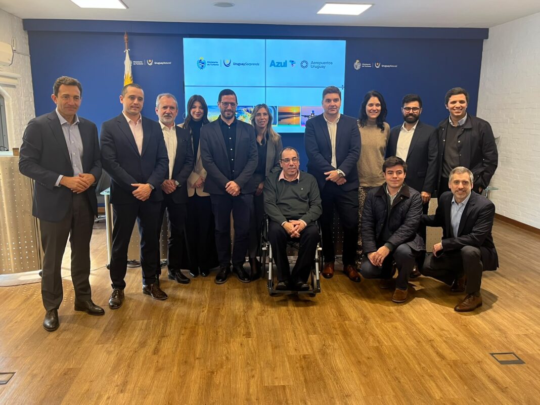 Autoridades e representantes do setor aéreo e turístico participam do evento de anúncio da ampliação dos voos da Azul para Punta del Este. (Crédito: divulgação/Azul) Autoridades e representantes do setor aéreo e turístico participam do evento de anúncio da ampliação dos voos da Azul para Punta del Este. (Crédito: divulgação/Azul)