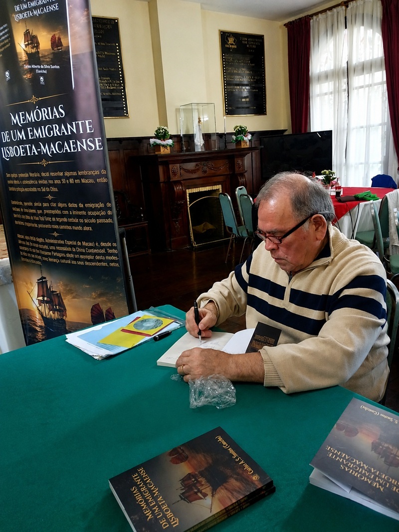 CArlos autografando seu livro Memórias de um Emigrante Lisboeta-Macaense