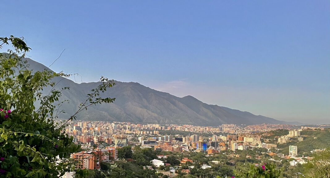 Caracas vista do alto, com a Cordilheira da Costa e o Ávila impondo sua presença sobre o Vale de Caracas - Crédito: Waleska Schumacher