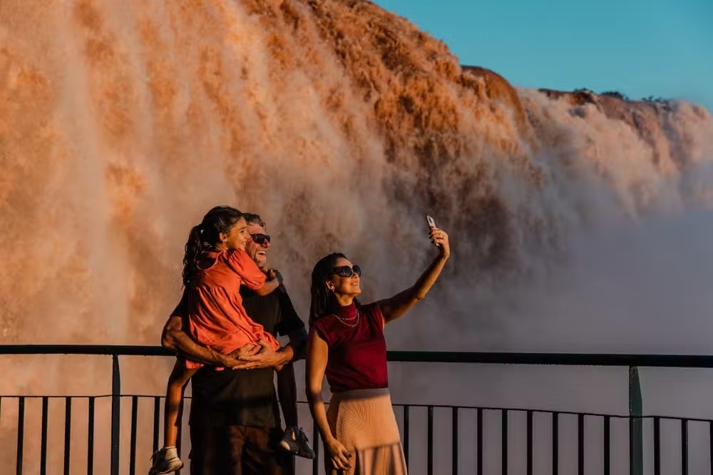O Parque Nacional do Iguaçu terá horário ampliado entre 11 e 26 de julho para atender ao aumento da visitação durante as férias escolares. Crédito: Urbia+ Cataratas.