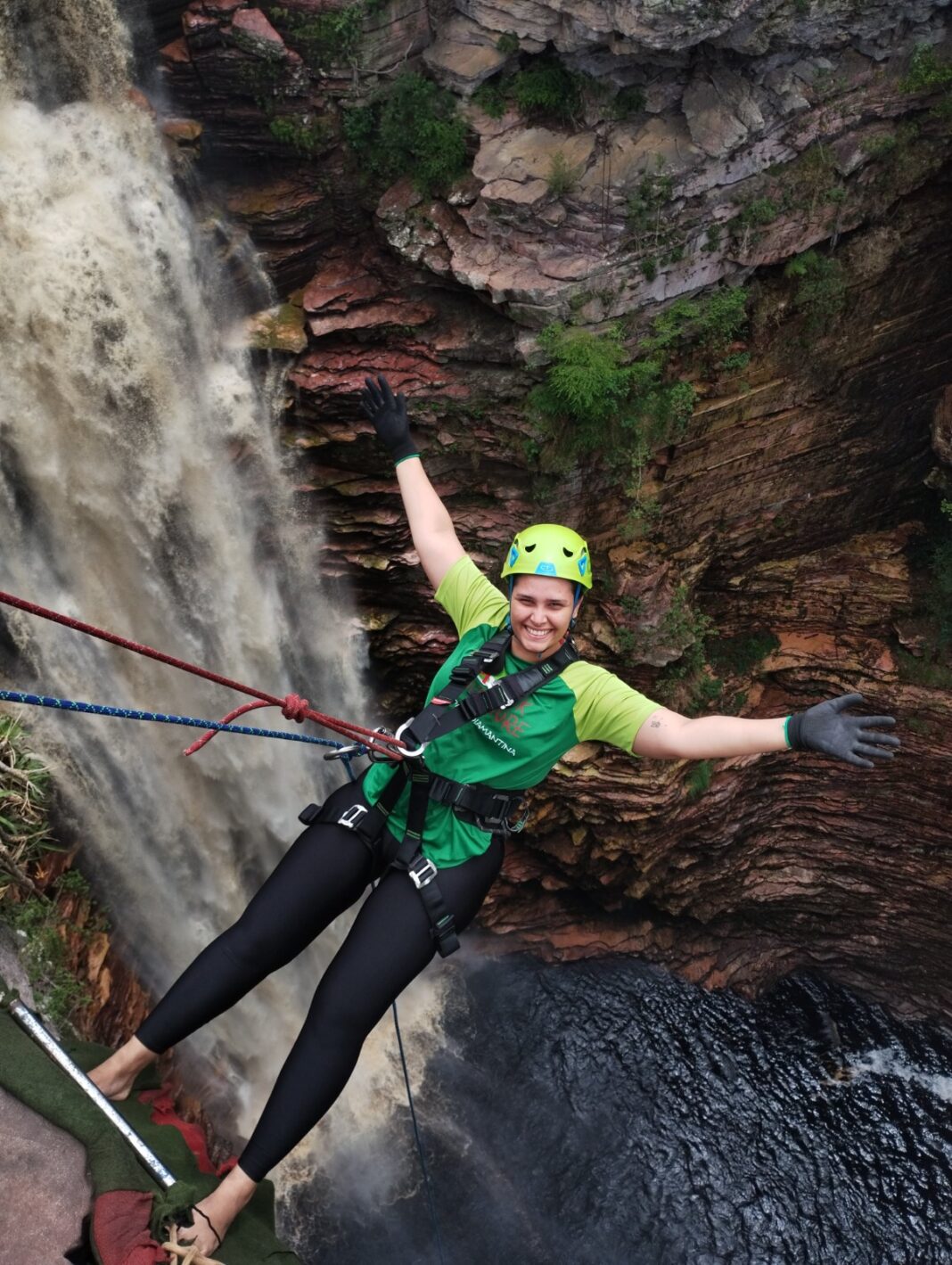 Guia da Luck Adventure na Cachoeira do Mosquito, na Chapada Diamantina. Crédito: Divulgação/Luck Adventure.