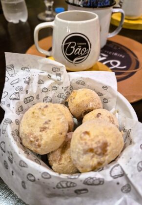 O P&atilde;o de Chuva, da Cheirin B&atilde;o, &eacute; recheado de doce de leite e empanado com canela e a&ccedil;&uacute;car _ Foto - T&aacute;rcia Oreste