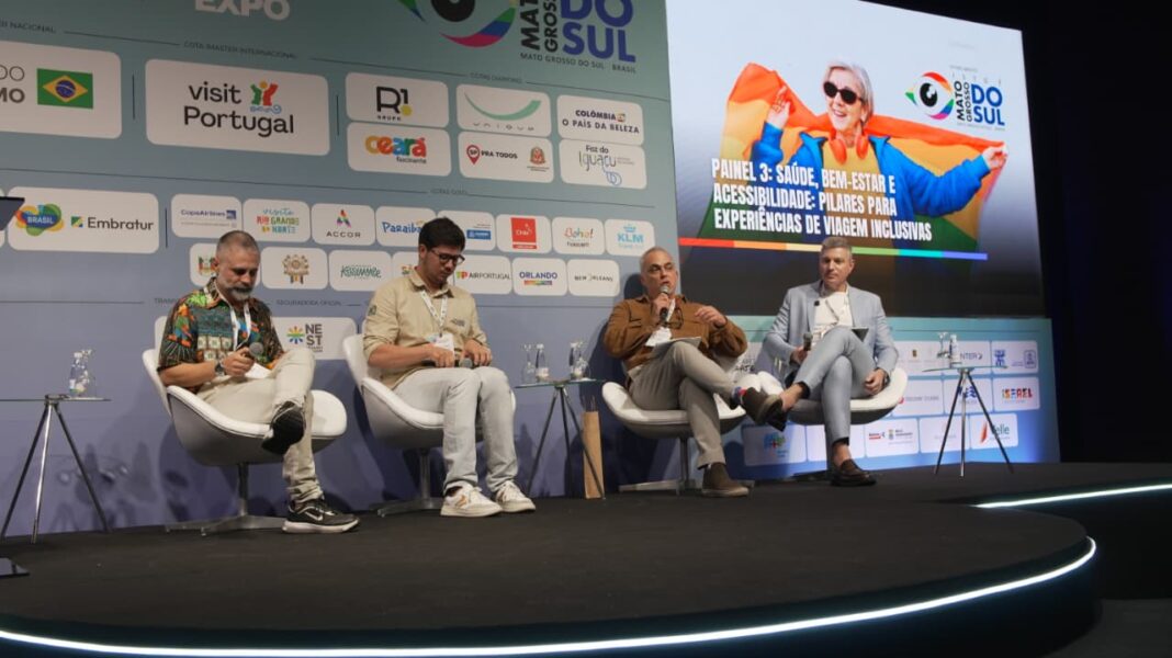 Saulo Santos, Leonardo Resende, Enzo Avezum e Leandro Pimenta no painel da LGBT+ Turismo Expo Bruno Torres / Divulgação