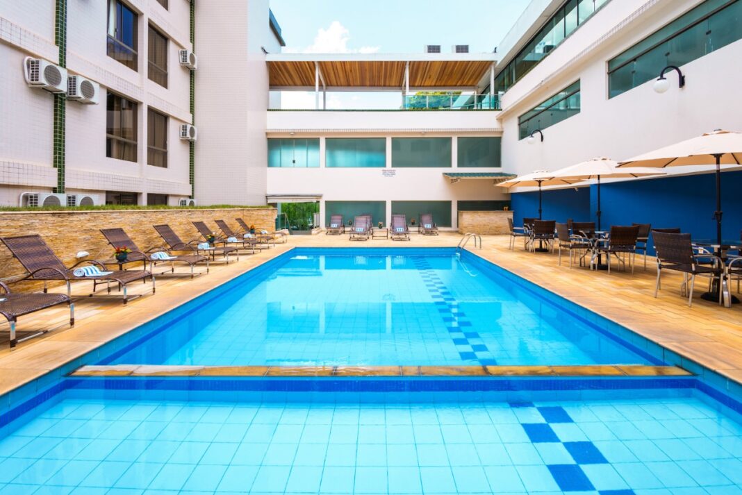 Piscina ao ar livre integra a estrutura de lazer do Serra Negra Palace Hotel, em Serra Negra (SP). Crédito: Divulgação.