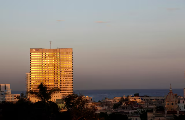 Cuba - O Hotel Meliá Cohiba, em Havana, é iluminado pelos primeiros raios de sol ao amanhecer. Foto de arquivo: REUTERS/Desmond Boylan.