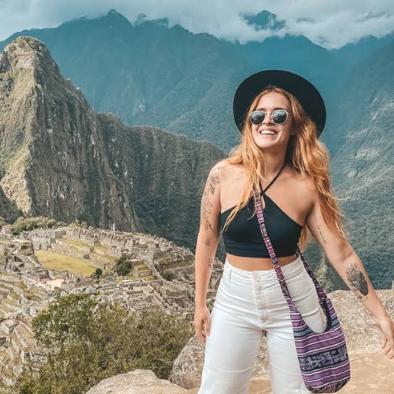 Izadora Moraes, fundadora da Doraiza Expedições, defende que viajar sozinho pode ser uma experiência segura e transformadora quando há planejamento. Crédito: Divulgação.
