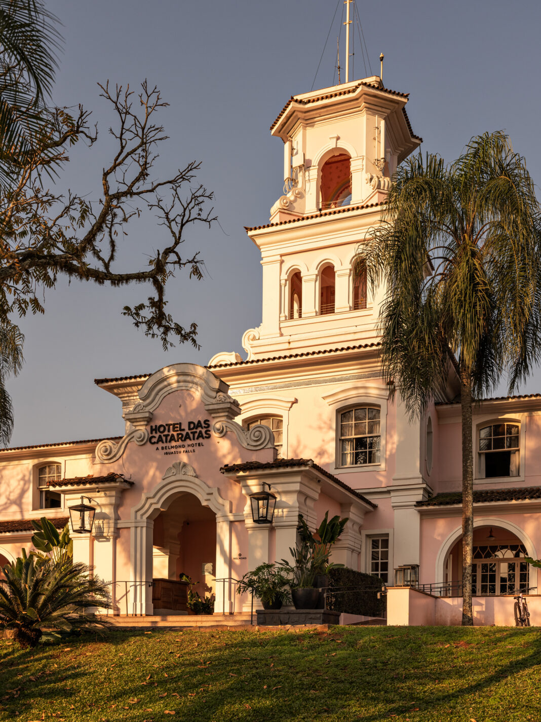 Único hotel localizado dentro do Parque Nacional do Iguaçu, o Hotel das Cataratas oferece acesso exclusivo às Cataratas do Iguaçu aos hóspedes. - Crédito: Divulgação Único hotel localizado dentro do Parque Nacional do Iguaçu, o Hotel das Cataratas oferece acesso exclusivo às Cataratas do Iguaçu aos hóspedes. - Crédito: Divulgação