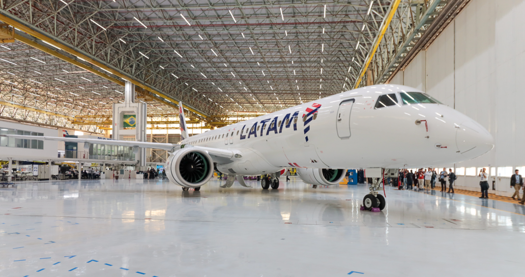 E195-E2 da LATAM Airlines Brasil na fábrica da Embraer, em São José dos Campos (SP). (Crédito da imagem: ASA/LATAM).