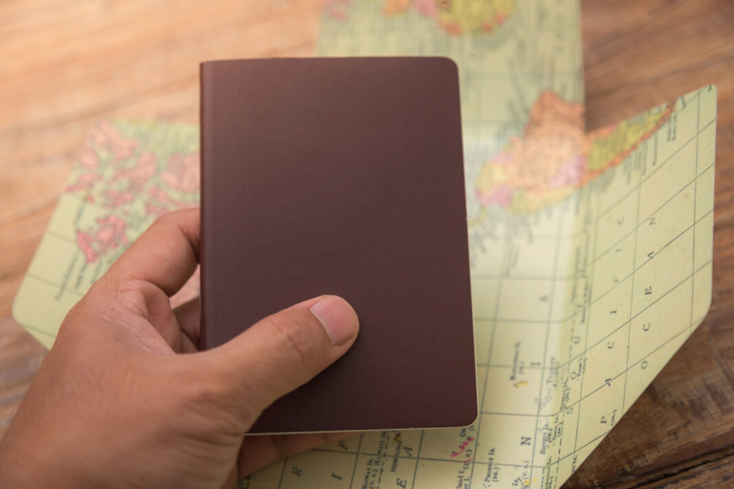 Itamaraty reduz emissão de passaportes e brasileiros devem ficar atentos - Crédito: Magnific / Freepik