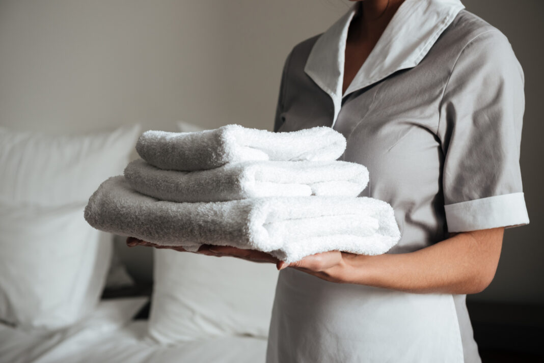 ABIH-RN abre 400 vagas gratuitas para capacitação de profissionais da hotelaria - Crédito: Magnific / Freepik