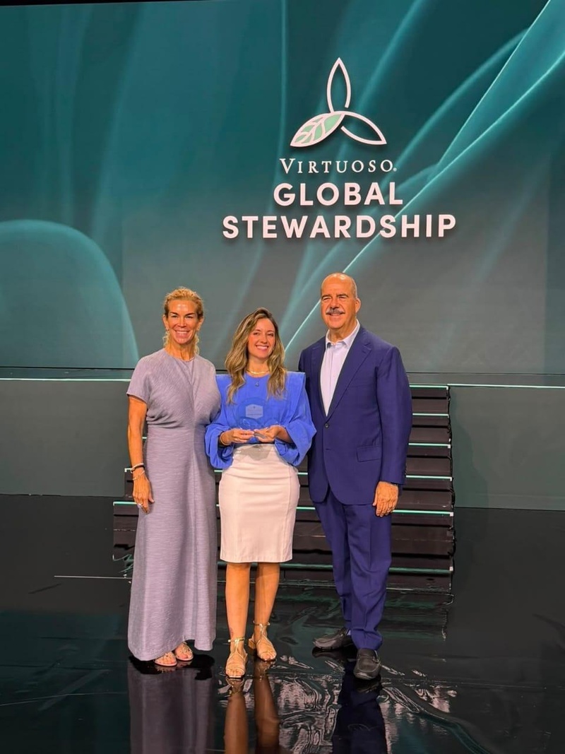 Jessica Hall Upchurch, Vice-Presidente e Estrategista de Sustentabilidade da Virtuoso; Natália Spinelli, Gerente de Produtos High End da Biosfera Copastur; e Matthew Upchurch, CEO da Virtuoso - Crédito: divulgação