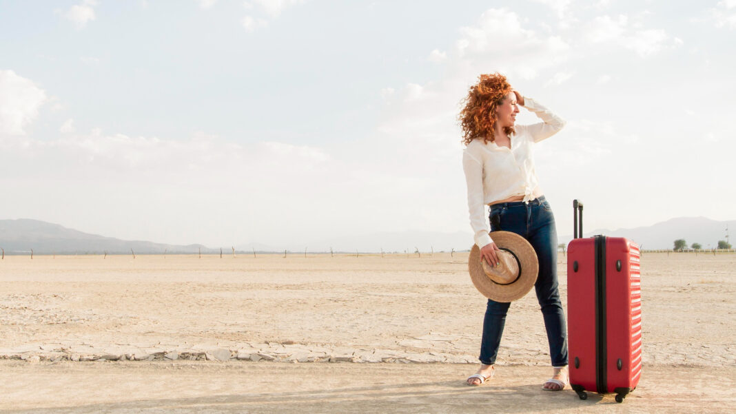 Mulheres viajam sozinhas cada vez mais e impulsionam mudanças na indústria do turismo - Crédito: Magnific / Freepik Mulheres viajam sozinhas cada vez mais e impulsionam mudanças na indústria do turismo - Crédito: Magnific / Freepik