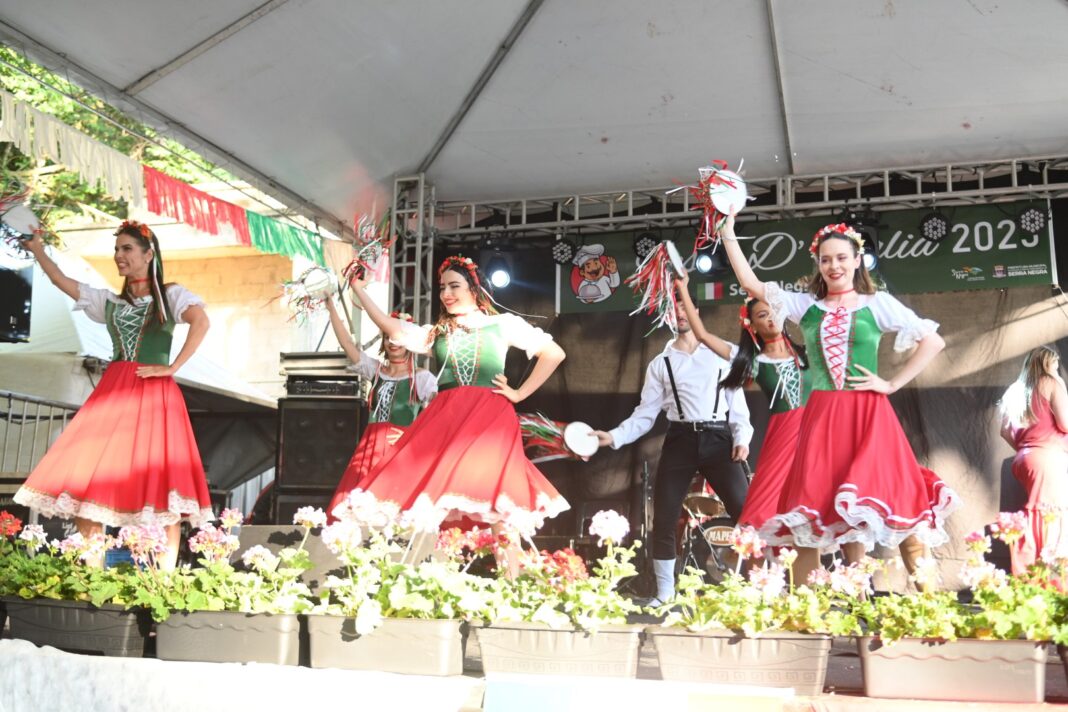 Apresentação de dança celebra a cultura italiana durante a tradicional Festa d’Italia, em Serra Negra (SP) – Crédito: Gerson Cordeiro | Videograph.