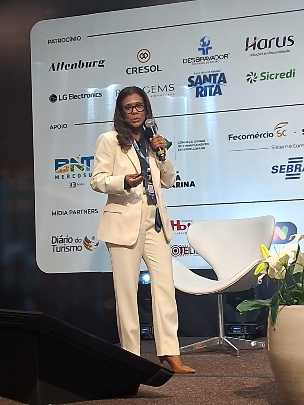 A advogada trabalhista Patrícia Anastácio durante palestra sobre a aplicação da NR-1 na hotelaria Crédito: Cecilia Fazzini / DT A advogada trabalhista Patrícia Anastácio durante palestra sobre a aplicação da NR-1 na hotelaria Crédito: Cecilia Fazzini / DT