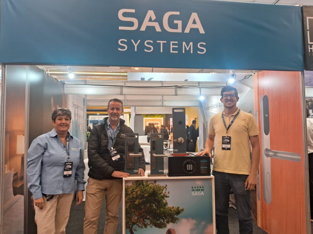 Da esquerda para a direita, Mônica Judite e Márcio Federicci, da Saga Systems, e Henrique Pimentel, da Harus, no estande da empresa durante o 37º Encatho & Exprotel, em Florianópolis (SC). Crédito: Cecília Fazzini / DT Da esquerda para a direita, Mônica Judite e Márcio Federicci, da Saga Systems, e Henrique Pimentel, da Harus, no estande da empresa durante o 37º Encatho & Exprotel, em Florianópolis (SC). Crédito: Cecília Fazzini / DT