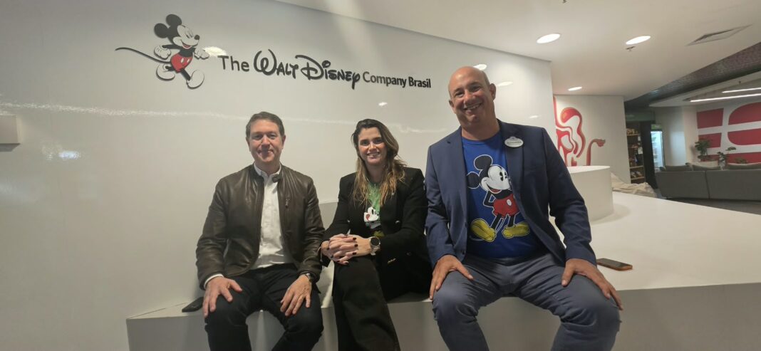Da esquerda para a direita, Daniel Bicudo, vice-presidente Comercial e de Negócios da Azul; Giulliana Mesquita, diretora da Azul Viagens; e Alexander Haim, senior manager de vendas de parques para a América Latina da Disney. Crédito: Jhully Serafim / DT