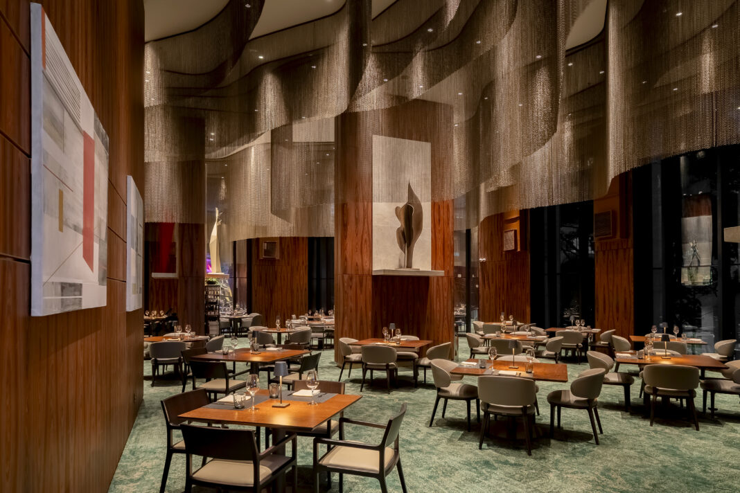 Ritus Restaurante, no Hilton São Paulo Morumbi, combina design sofisticado, materiais naturais e referências à identidade brasileira. Crédito: Divulgação Ritus Restaurante, no Hilton São Paulo Morumbi, combina design sofisticado, materiais naturais e referências à identidade brasileira. Crédito: Divulgação