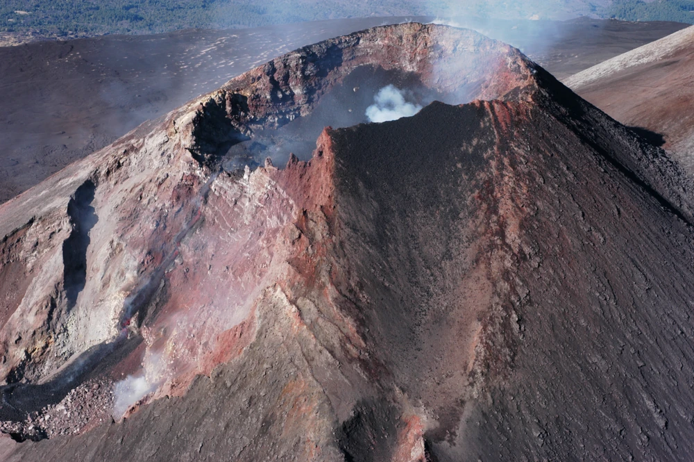 Vista de uma das crateras do Monte Etna, vulcão localizado na Sicília, Itália. Crédito: © Ente Parco Etna/Unesco Vista de uma das crateras do Monte Etna, vulcão localizado na Sicília, Itália. Crédito: © Ente Parco Etna/Unesco