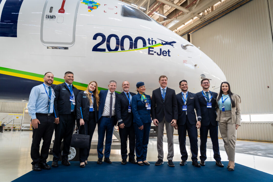 Azul recebe o 2.000º E-Jet produzido pela Embraer, que também passa a ser o 50º E195-E2 em operação na companhia. Crédito: Guilherme Ramos