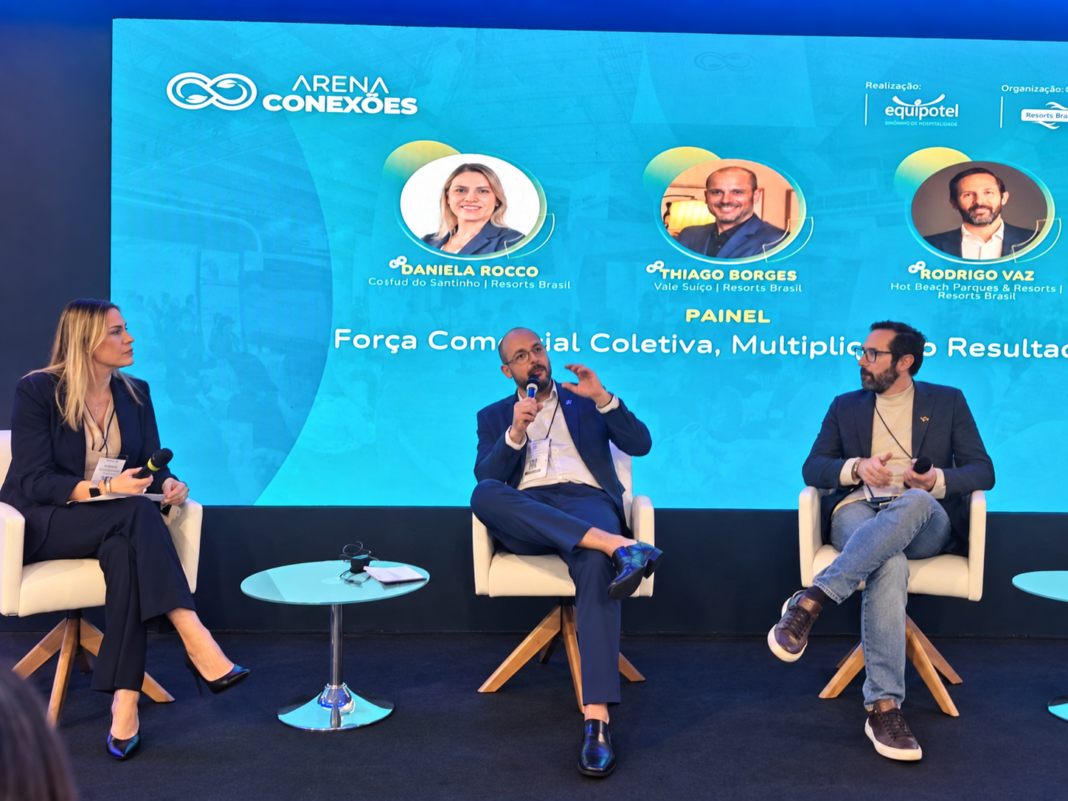 Daniela Rocco, Thiago Borges e Rodrigo Vaz durante o painel “Força Comercial Coletiva, Multiplicando Resultados”, na Arena Conexões da Equipotel 2026. Crédito: Cecilia Fazzini / DT