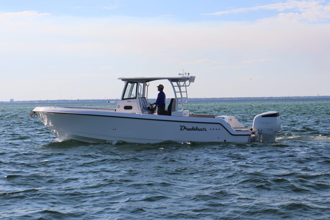 Barcos - Drakkar 300CC estará em exposição no São Paulo Boat Show 2026 - Crédito: Divulgação/Regatta Yachts
