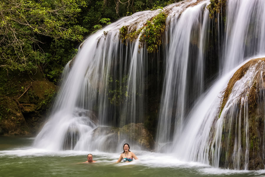 Cachoeiras da Estância Mimosa estão entre os cenários disponíveis para banho durante o passeio em Bonito (MS). (Crédito: Márcio Cabral)