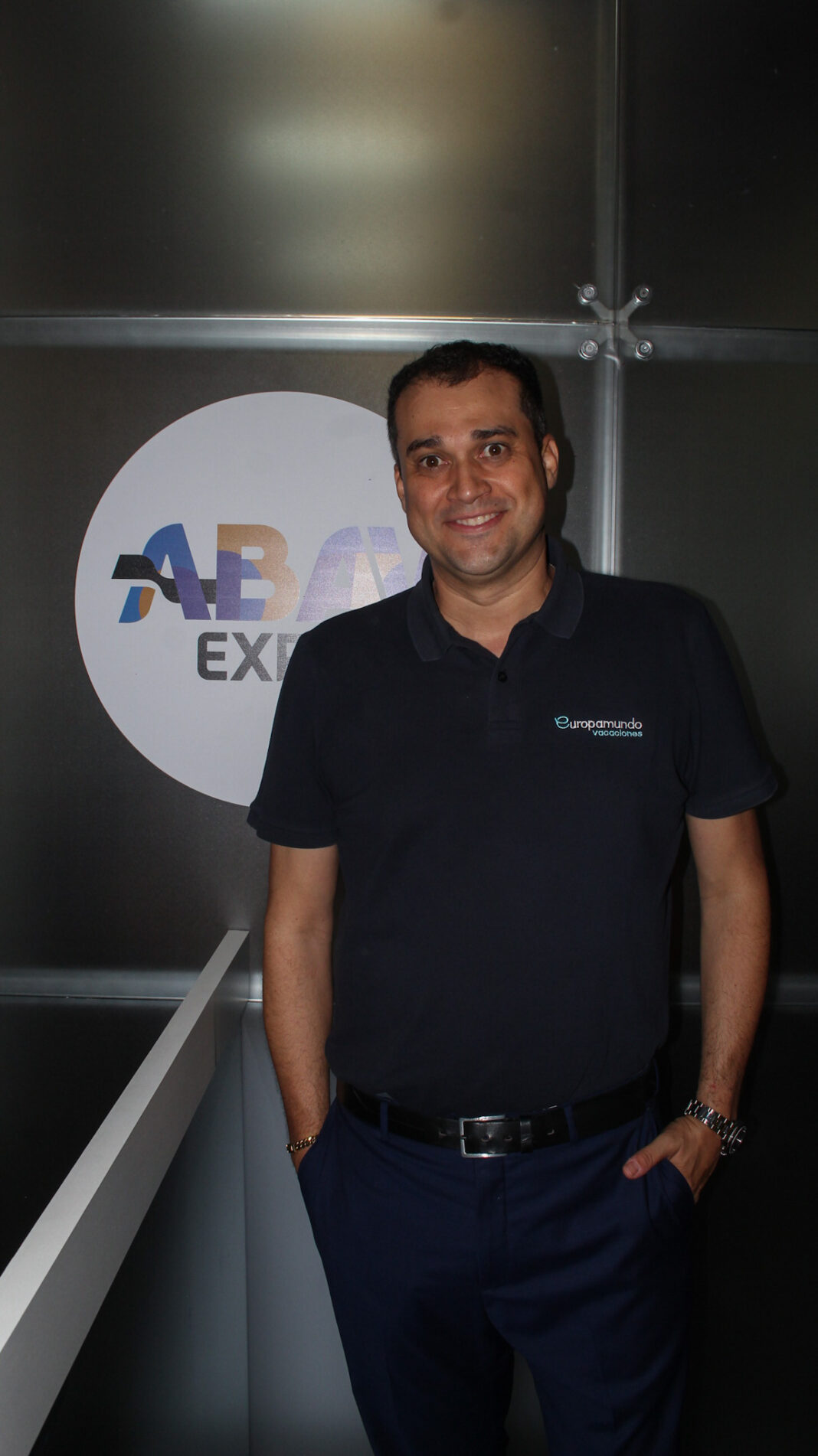 Clayton Araújo, gerente Comercial da Europamundo no Brasil, durante entrevista ao Diário do Turismo na ABAV Expo 2026 (Crédito: Felipe Maresca / DT)
