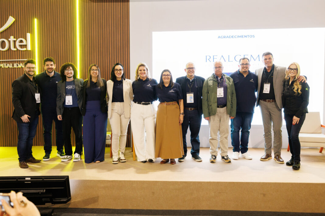 Representantes da Real Hospitality Academy e parceiros durante apresentação da iniciativa na Equipotel 2026, em São Paulo. Crédito: Divulgação