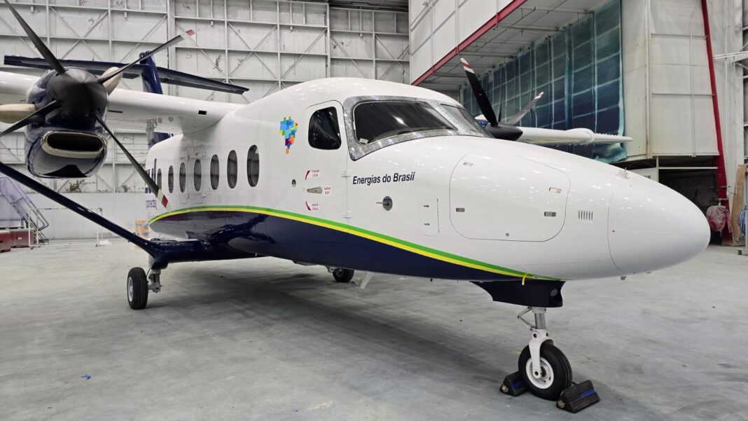 Cessna 408 SkyCourier da Azul Conecta recebeu a identidade visual da companhia antes de iniciar viagem dos Estados Unidos ao Brasil. Crédito: Divulgação