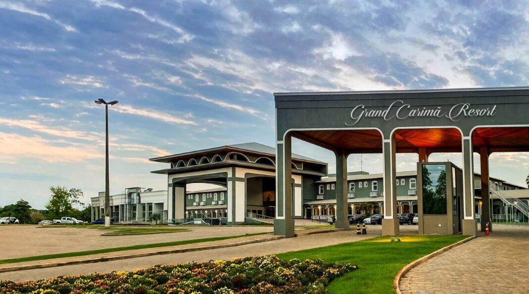 Grand Carimã Resort, em Foz do Iguaçu, oferece hospedagem voltada também ao público familiar. Crédito: Divulgação