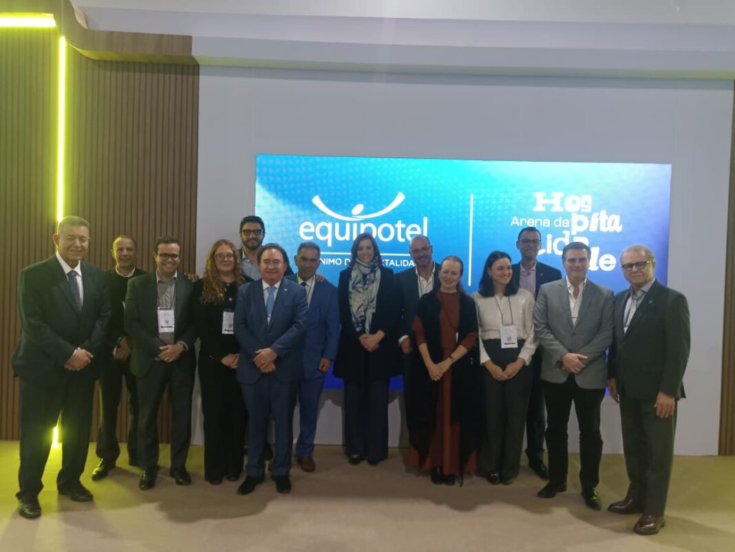 Representantes e convidados posam para foto após a cerimônia de abertura da Equipotel 2026. - Crédito: Zaqueu Rodrigues/Diário do Turismo