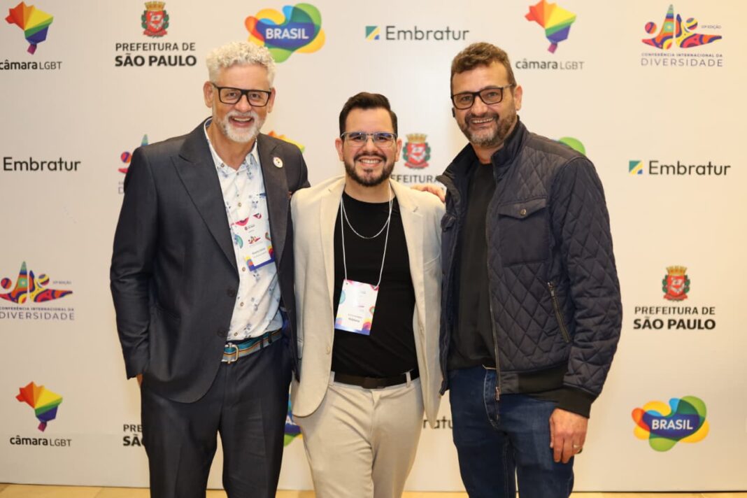 Da esquerda para a direita: Ricardo Gomes, Presidente da Câmara de Comércio e Turismo LGBT do Brasil, Alexis Andrades, Representante do Comitê LGBTI+ Accor Brasil, e Darlan Schmidt, Diretor Administrativo da Câmara de Comércio e Turismo LGBT - Crédito: divulgação