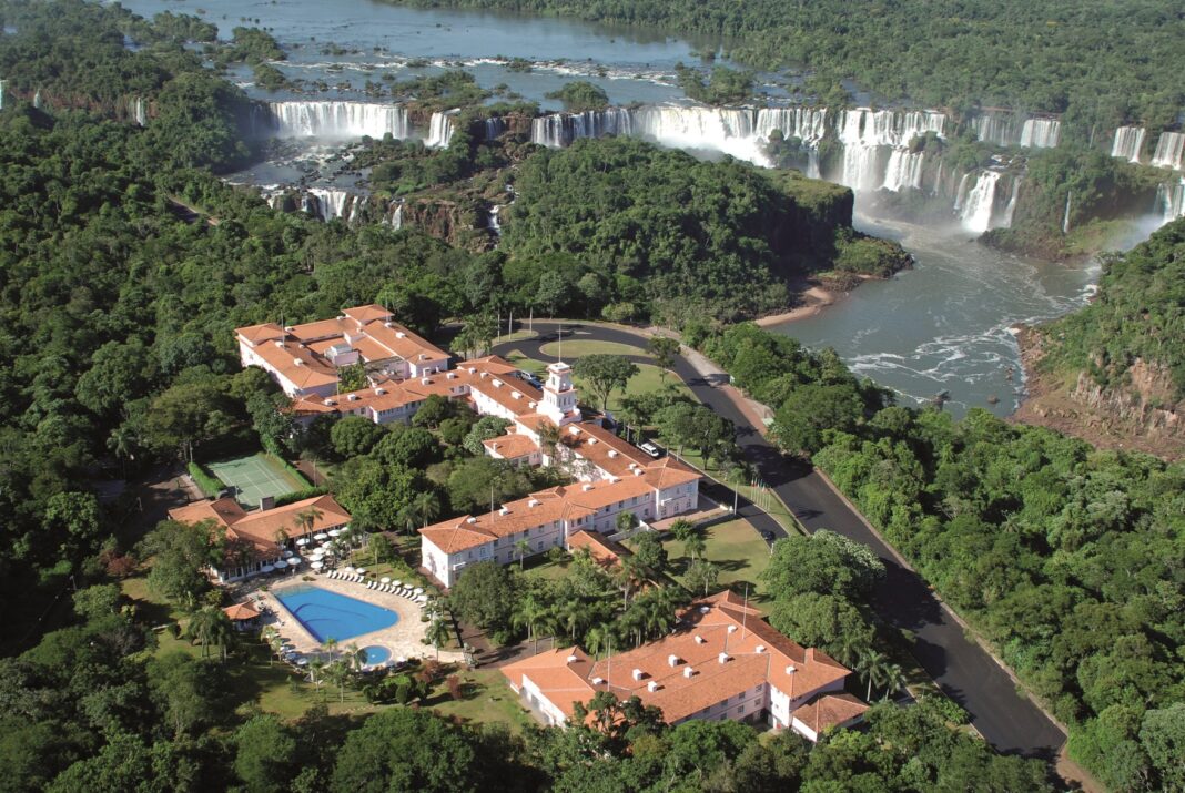 Vista aérea do Hotel das Cataratas, cercado pela Mata Atlântica e próximo às Cataratas do Iguaçu, em Foz do Iguaçu. Crédito: Divulgação