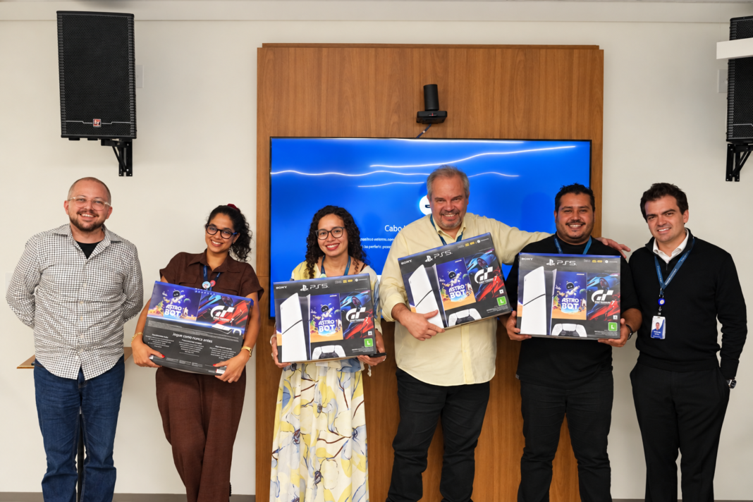 Equipe vencedora do Hackathon, da esq. para a dir.: Pedro Moura, Sales Director LATAM da Crew AI; Mariana Chaves, advogada júnior; Thais Coelho, advogada pleno; Sergio Mambrini, analista sênior de CX; Felipe Rocha, especialista de CX; Edmar Mendoza, CEO da Copastur | Crédito - Divulgação