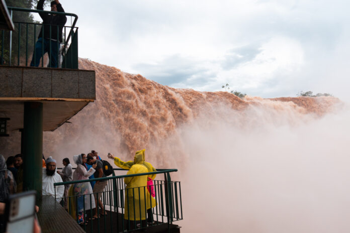 Turistas contemplam de perto a força das águas nas Cataratas do Iguaçu. Mesmo com a interdição temporária da passarela da Garganta do Diabo, o parque mantém opções de visitação. (Crédito: Urbia+Cataratas)